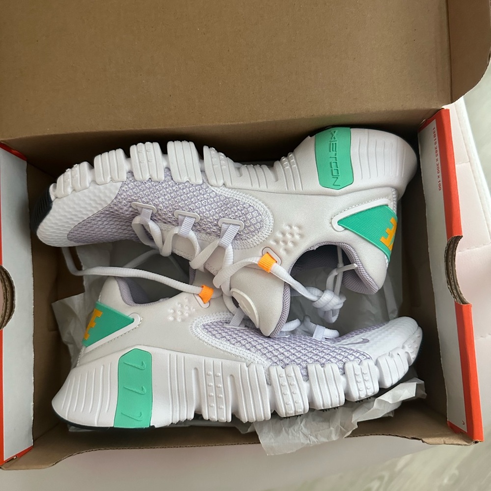 Wmns Free Metcon 4 'White Green Glow' – Size US 7 W